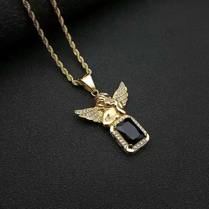 Détail du pendentif ange hip hop avec pierre noire et chaîne torsadée dorée fine