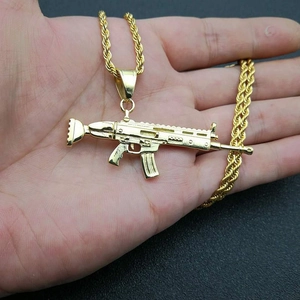 Collana con ciondolo fucile SCAR hip hop placcata in oro con catena a fune sulla mano