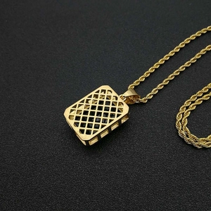 Pendentif rectangulaire plaqué or hip-hop avec pierre noire et chaîne de corde torsadée