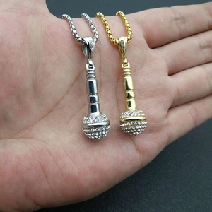 Collier avec pendentif micro hip hop en or et argent avec cristaux scintillants