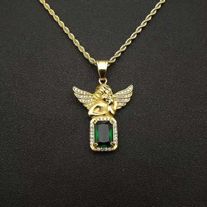 Détail du pendentif ange hip-hop avec pierre verte et chaîne de corde dorée torsadée