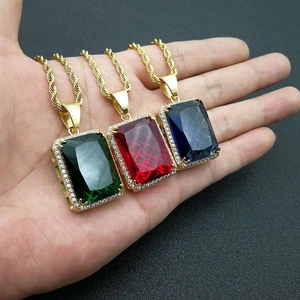 Collier hip-hop en acier inoxydable doré avec grands pendentifs rectangulaires