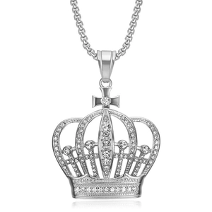 Collier avec pendentif couronne argentée, croix et strass sur une chaîne box