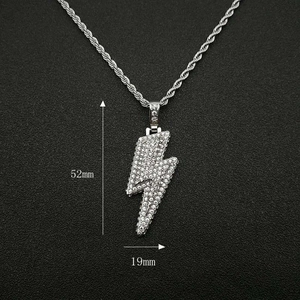 Detailansicht des Hip-Hop Blitz-Anhängers mit Maßen 52mm x 19mm in Silber-Finish