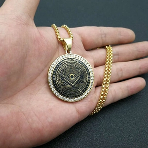 Collar con colgante masónico bañado en oro con el Ojo de la Providencia y circonitas