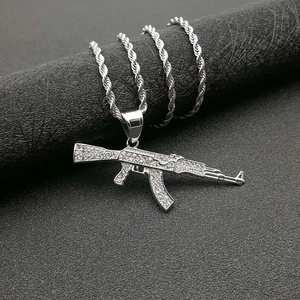 Collana hip hop con ciondolo fucile AK47 ghiacciato con cristalli e catena a corda
