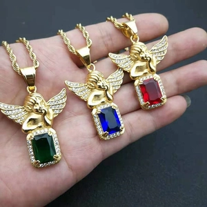 Détail de pendentifs anges dorés sertis de pierres précieuses vertes, bleues et rouges