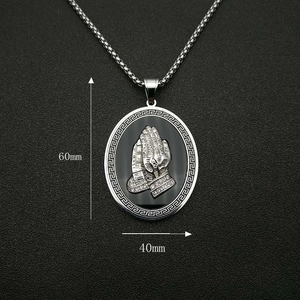 Pendentif mains en prière style hip hop avec bordure grecque en acier 60x40mm