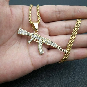Collana hip hop con ciondolo fucile AK47 placcato oro con zirconi e catena a corda