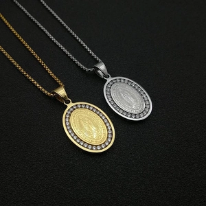 Détail macro de pendentifs Vierge Marie or et argent avec zircons AAA sur acier