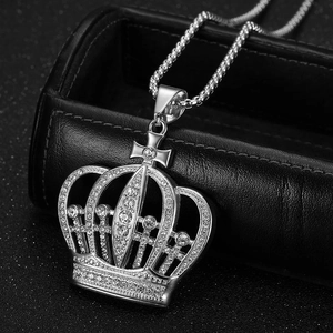 Collier pendentif couronne hip hop argentée avec croix et cristaux sur cuir noir
