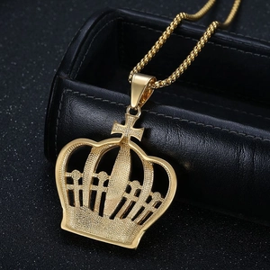 Collier avec pendentif couronne dorée hip hop et croix sur boîte à bijoux noire