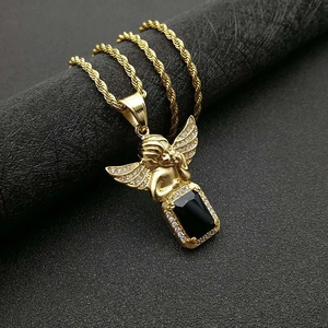 Détail du pendentif ange hip-hop avec pierre noire et chaîne corde dorée torsadée