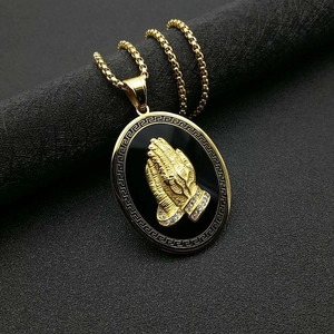 Collier pendentif mains en prière plaqué or avec acrylique noir et cristaux