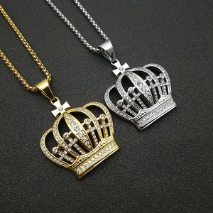 Vue détaillée de pendentifs couronne or et argent sertis de strass sur chaînes de type box