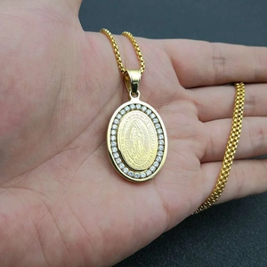 Vue détaillée du pendentif Notre-Dame de Guadalupe doré avec des pierres en zircone AAA