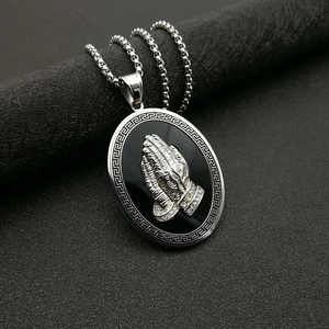 Collier hip hop avec pendentif ovale en argent, mains en prière et bordure grecque