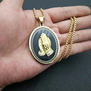 Collier hip hop plaqué or avec pendentif mains en prière et détails en cristal