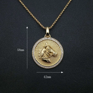 Collier hip hop plaqué or avec pendentif tête de cheval rond et bordure en cristal