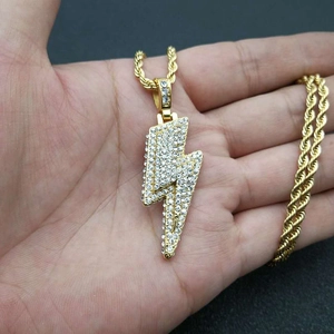 Hip-Hop Blitz-Anhänger Halskette in Goldoptik mit eisgekühlten gepflasterten Strasssteinen