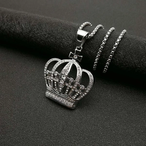 Détail macro du pendentif couronne de roi argenté avec croix et pavé de zircons fins