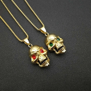 Collier Pendentif Crâne en Acier Titane Plaqué Or Hip Hop Avec Yeux en Strass Rouge Vert Bijoux Punk Gothiques pour Hommes Femmes