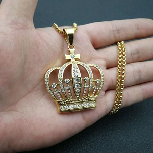 Gros plan détaillé du pendentif couronne dorée hip hop serti de cristaux sur chaîne box