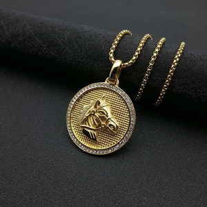 Pendentif médaillon tête de cheval plaqué or avec strass et chaîne en acier