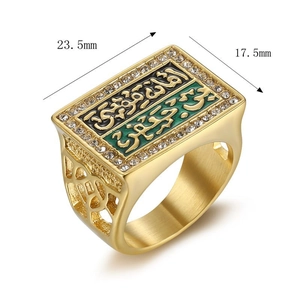 Détail d'une bague hip hop plaquée or avec zircons et calligraphie arabe ciselée