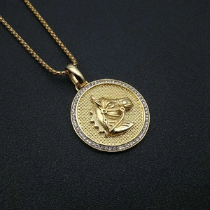 Collier avec pendentif tête de cheval en acier plaqué or et cristaux brillants