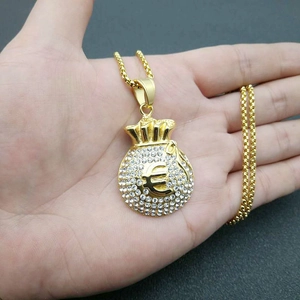 Vergulde euro geldzak hanger ketting met fonkelende kristallen op een hiphop kralenketting