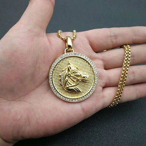 Collier hip-hop doré avec pendentif tête de cheval serti de strass et chaîne vénitienne