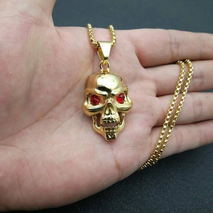 Collier avec pendentif crâne hip hop en acier inoxydable doré aux yeux de cristal rouge