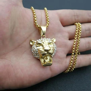 Detail van hiphop gouden leeuwenkop hanger ketting met fonkelende pavé kristallen afwerking