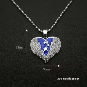 Détail du pendentif coeur avec ailes en émail bleu et dimensions 43mm par 38mm