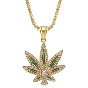 Ciondolo a foglia d'acero hip hop dorato con smalto verde e pietre di zircone bianche