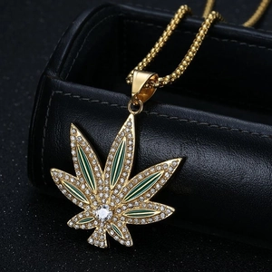 Collana con Ciondolo a Foglia di Cannabis in Acciaio al Titanio Hip Hop per Uomo Donna Strass Placcato Oro Gioielli Hip Hop