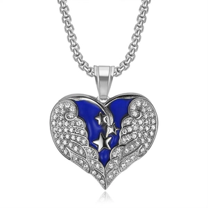 Collier avec pendentif cœur ailé bleu, étoiles et strass sur chaîne carrée argentée