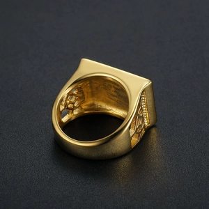 Bague chevalière homme en acier plaqué or avec textures géométriques ajourées