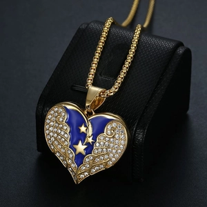 Collier avec pendentif cœur doré, émail bleu et ailes étincelantes en strass