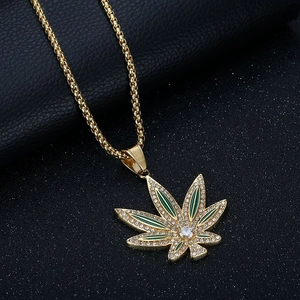 Collana hip hop placcata oro con foglia di acero in smalto verde e cristalli lucidi