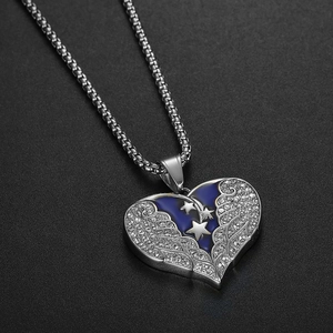 Collier en acier titane avec pendentif cœur ailé, émail bleu et étoiles en cristal