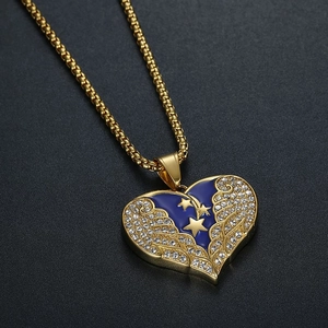 Collier pendentif coeur hip hop avec ailes dorées et étoiles en émail bleu sur chaîne