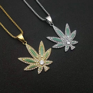 Collane con pendente a foglia d'acero hip hop in oro e argento con smalto verde e zirconi