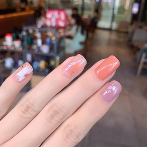 Autocollants ongles dégradés avec feuilles d'or et finition marbrée rose corail
