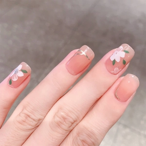 Unghie finte eleganti rosa nude con motivi floreali bianchi e sottili linee argento