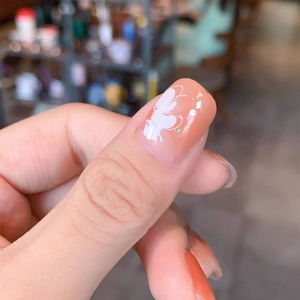 Autocollants à ongles dégradés rose nude avec papillons blancs et paillettes