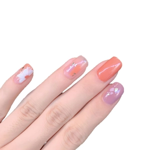 Autocollants à ongles dégradés avec motifs floraux blancs et décorations dorées