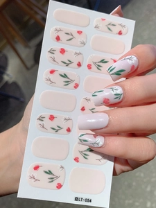Details von rosa Tulpen-Nagelaufklebern und floralen Mustern auf natürlichen Nägeln