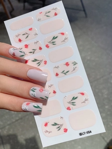 Detail von LT-054 hellrosa Tulpen-Nagelstickern mit Blumenmuster auf den Händen